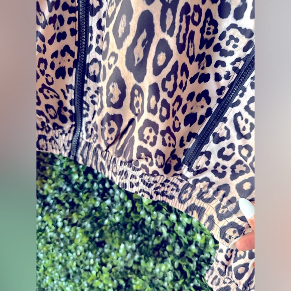 Leopard Long Sleeve Hooded Bomber Jacket w/ Pockets - Picture 6 of 6